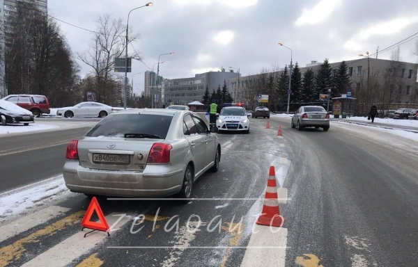Автомобиль сбил женщину на «зебре» в Зеленограде 