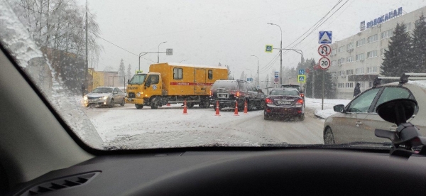 Внедорожник врезался в спецмашину аварийной службы