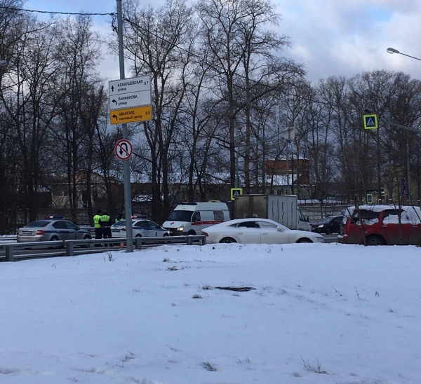 Автомобиль сбил женщину на «зебре» в Зеленограде 