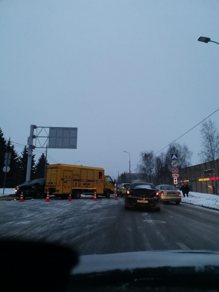 Внедорожник врезался в спецмашину аварийной службы