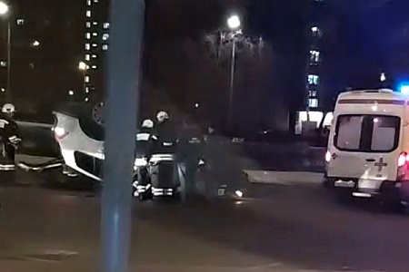 Внедорожник врезался в дорожный знак и перевернулся на Сосновой аллее