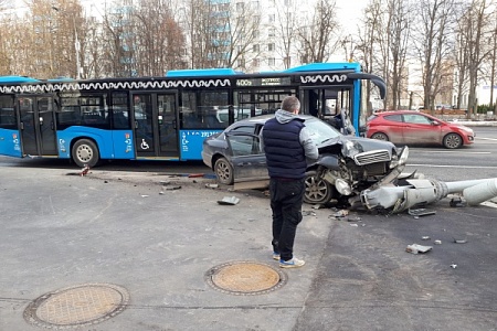 Легковушка врезалась в автобус и столб на Центральном проспекте