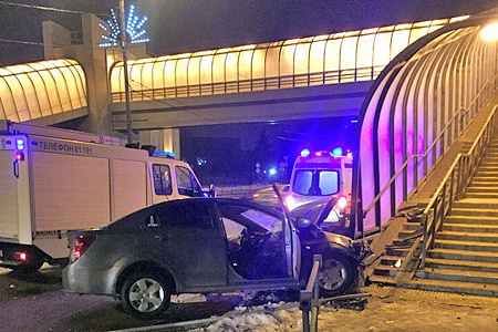 В Зеленограде автомобиль врезался в мост