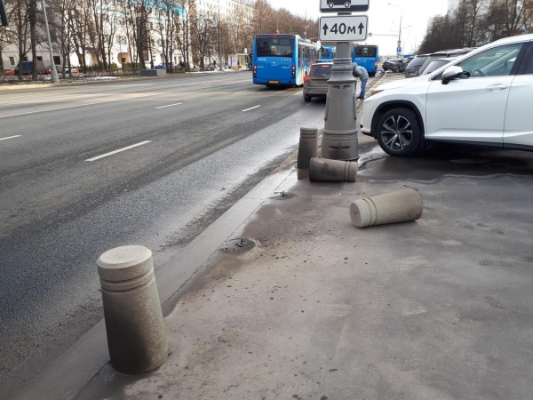 Легковушка врезалась в автобус и столб на Центральном проспекте