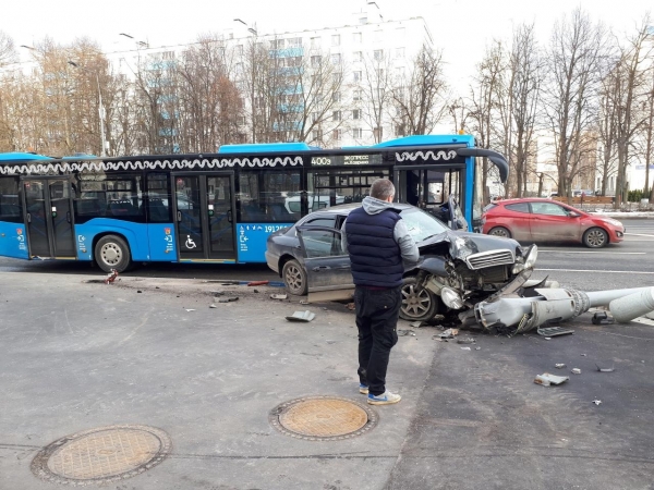 Легковушка врезалась в автобус и столб на Центральном проспекте
