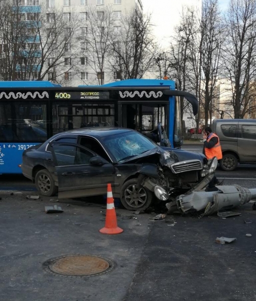 Легковушка врезалась в автобус и столб на Центральном проспекте