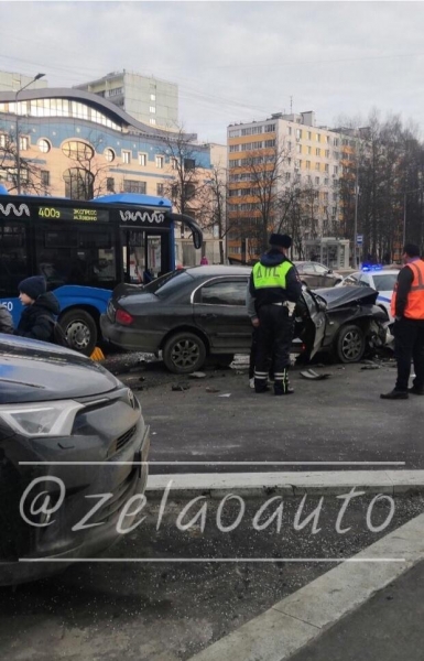 Легковушка врезалась в автобус и столб на Центральном проспекте