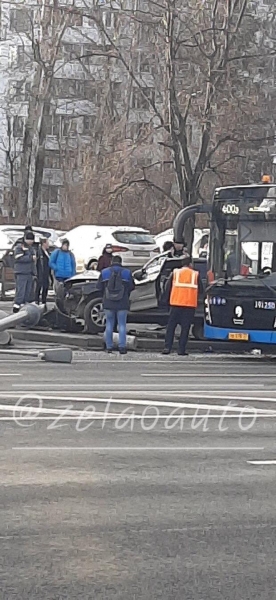Легковушка врезалась в автобус и столб на Центральном проспекте
