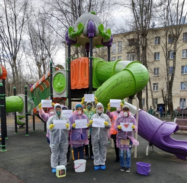 Московские коммунальщики поддержали международный флешмоб «Останьтесь дома ради нас» 