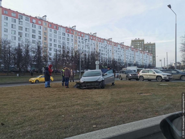 Легковушка вылетела на газон после столкновения с фургоном