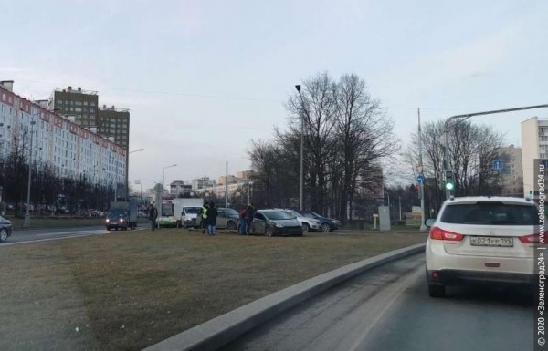Легковушка вылетела на газон после столкновения с фургоном