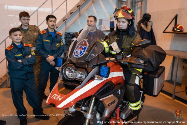 Зеленоградские пожарные делятся опытом с кадетами