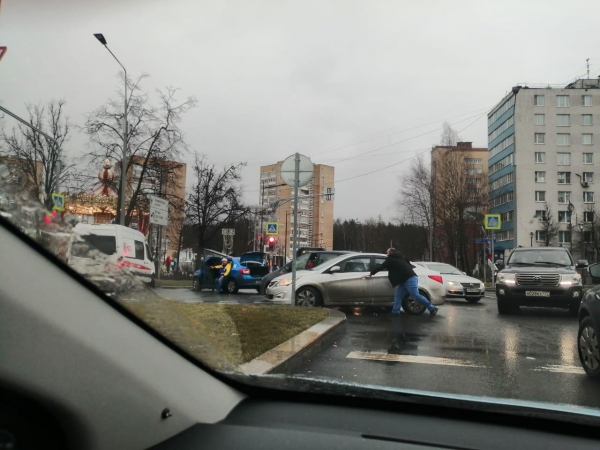 Большая пробка образовалась в центре Зеленограда из-за ДТП