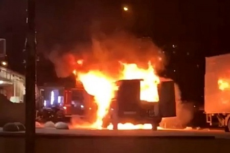 Два автомобиля сгорели в Зеленограде накануне праздника