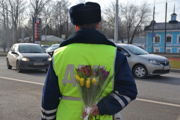 Инспекторы ДПС ГИБДД Зеленограда поздравили женщин с 8 Марта