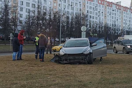 Легковушка вылетела на газон после столкновения с фургоном