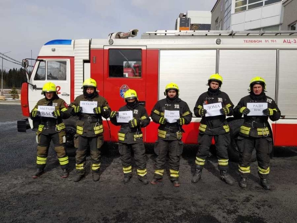 Зеленоградские пожарные и спасатели поддержали флешмоб «Оставайтесь дома»