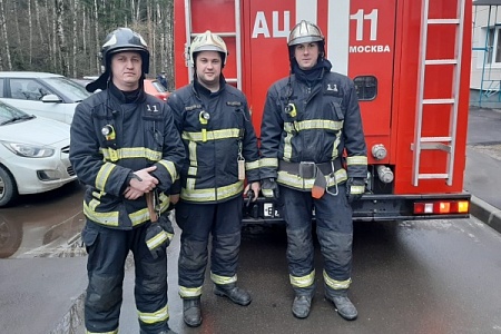 В Зеленограде пожарные спасли пенсионерку из горящей квартиры