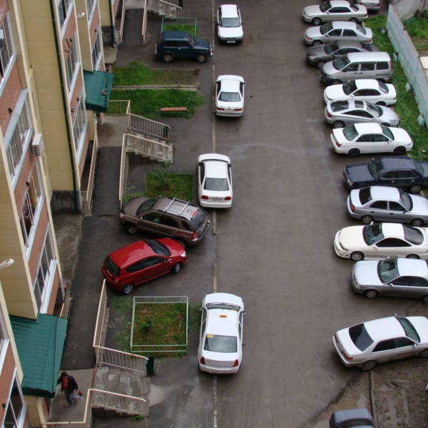 Во дворе в 8-м микрорайоне перевернулась Daewoo