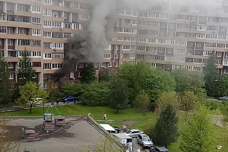 Женщина с ребенком успели выбраться из горящей квартиры