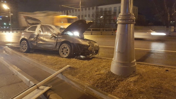 На Московском проспекте автомобиль врезался в столб