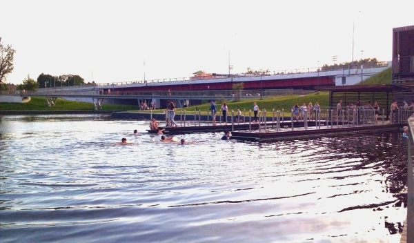 Школьникам запретили нырять с моста в Большой городской пруд