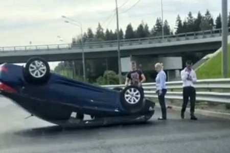 На Ленинградском шоссе рядом с Зеленоградом перевернулась легковушка