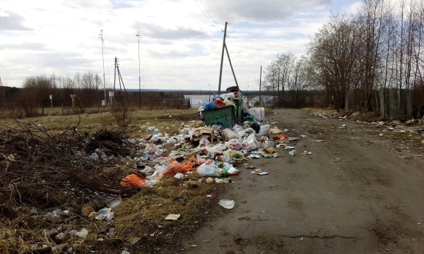 Поселок таунхаусов в Зеленограде утопает в мусоре