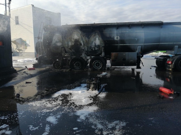 Бензовоз загорелся на АЗС в промзоне Алабушево