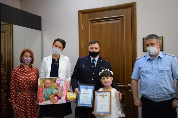 В УВД по Зеленограду наградили победительницу конкурса детского творчества