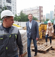 Префект Зеленограда осмотрел строительство ФОК между роддомом и Храмом Александра Невского