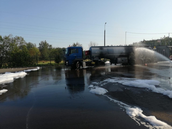 Бензовоз загорелся на АЗС в промзоне Алабушево