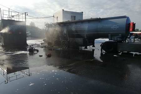 Бензовоз загорелся на АЗС в промзоне Алабушево