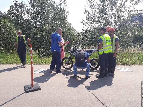 Мотоциклист сбил ребенка на скейте на мосту возле хосписа