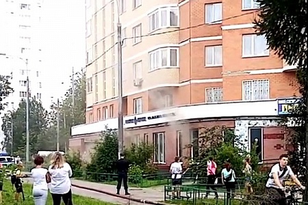 В 20 микрорайоне загорелся склад магазина спецодежды