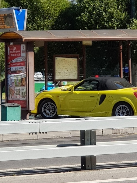 В Зеленограде автомобиль «припарковался» на автобусной остановке