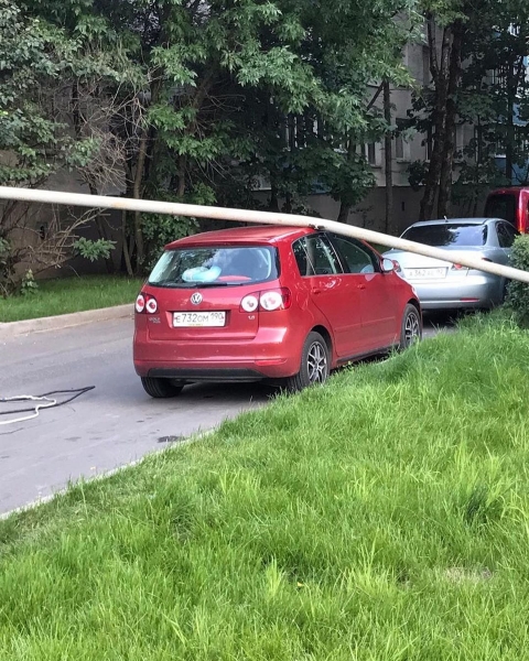 В Зеленограде погрузчик повалил на машину столб