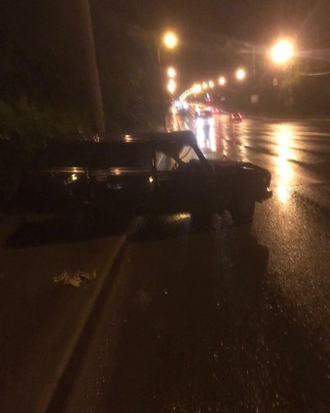 В Зеленограде легковушка врезалась в столб на тротуаре