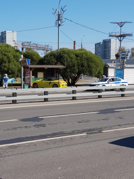 В Зеленограде автомобиль «припарковался» на автобусной остановке