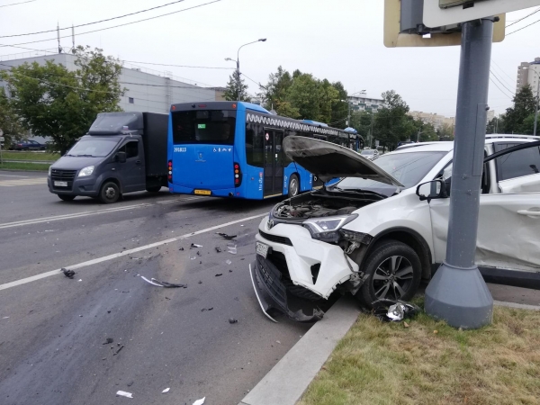 Легковушка врезалась в кроссовер в Северной промзоне Зеленограда