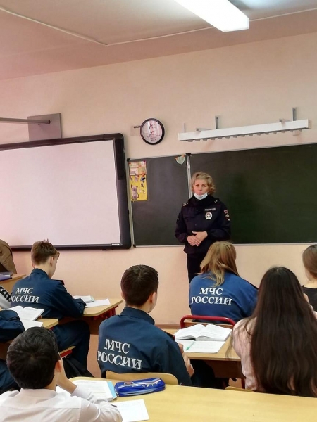 Зеленоградская полиция в рамках акции «Неделя безопасности» проводит беседы со школьниками