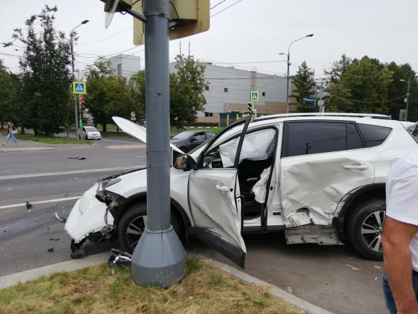 Легковушка врезалась в кроссовер в Северной промзоне Зеленограда
