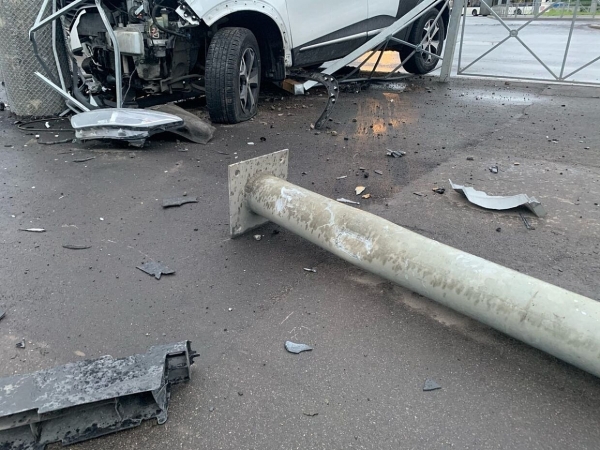 На улице Андреевке автомобиль влетел в столб