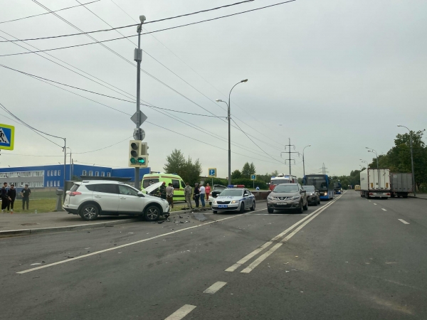 Легковушка врезалась в кроссовер в Северной промзоне Зеленограда