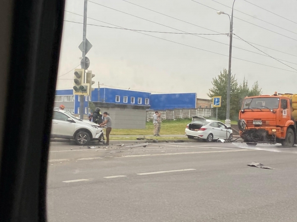 Легковушка врезалась в кроссовер в Северной промзоне Зеленограда
