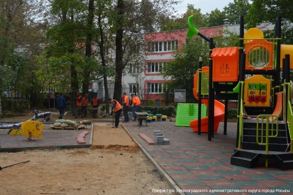 Префект Зеленограда осмотрел ход благоустройства двора у корпуса 828
