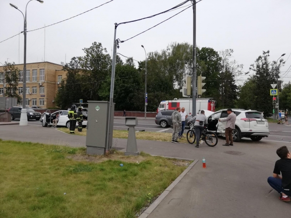 Легковушка врезалась в кроссовер в Северной промзоне Зеленограда