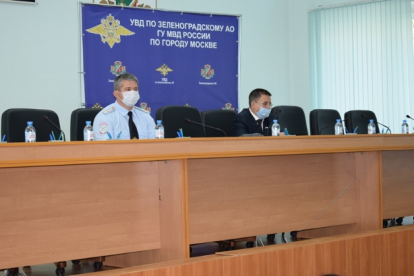 Начальник УВД Зеленограда вручил служебные удостоверения прибывшим на службу сотрудникам
