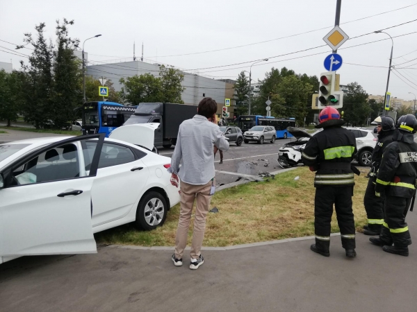 Легковушка врезалась в кроссовер в Северной промзоне Зеленограда
