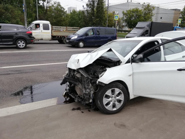 Легковушка врезалась в кроссовер в Северной промзоне Зеленограда